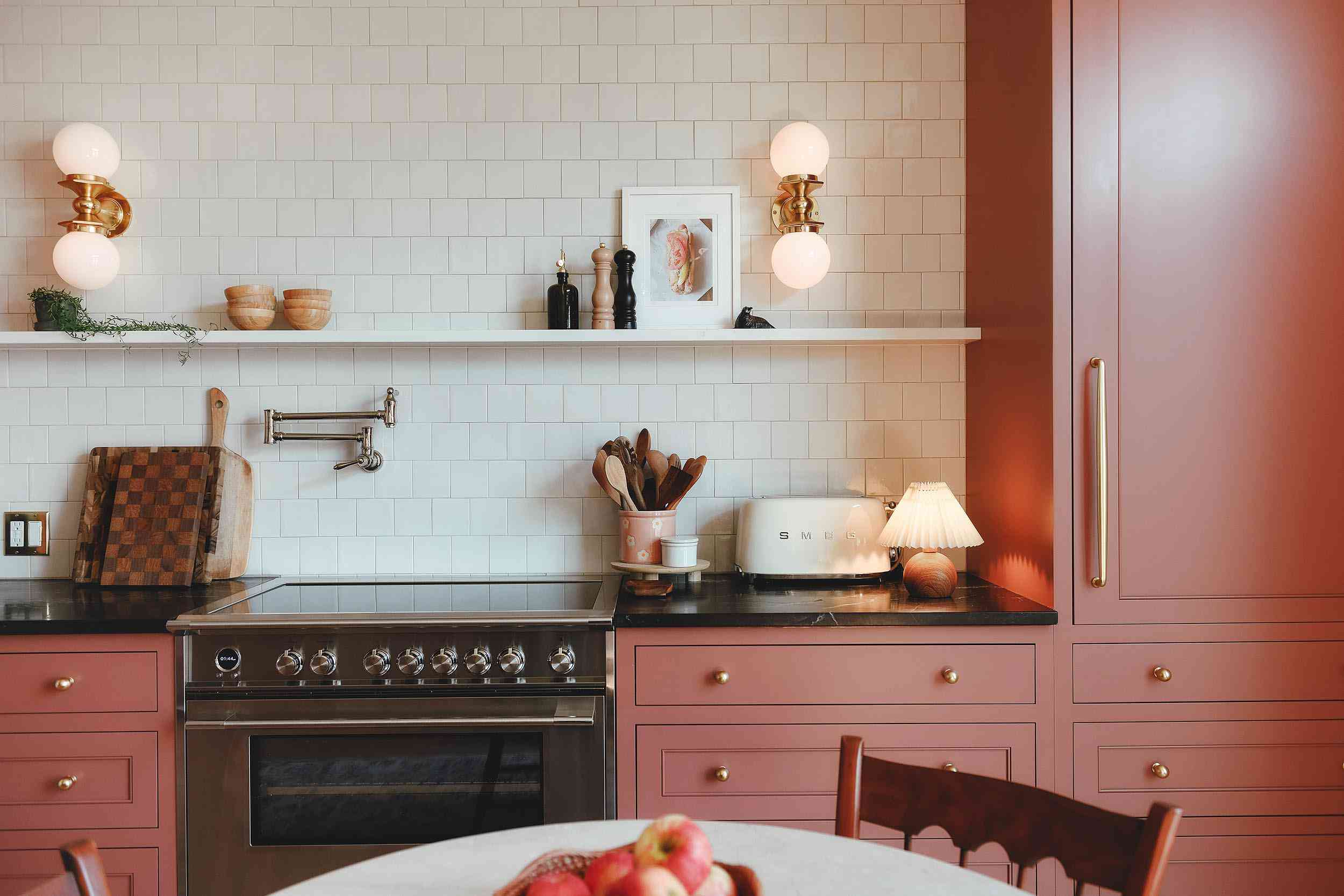 Why Designers Say Lamps Are the Key to a Cozier Kitchen