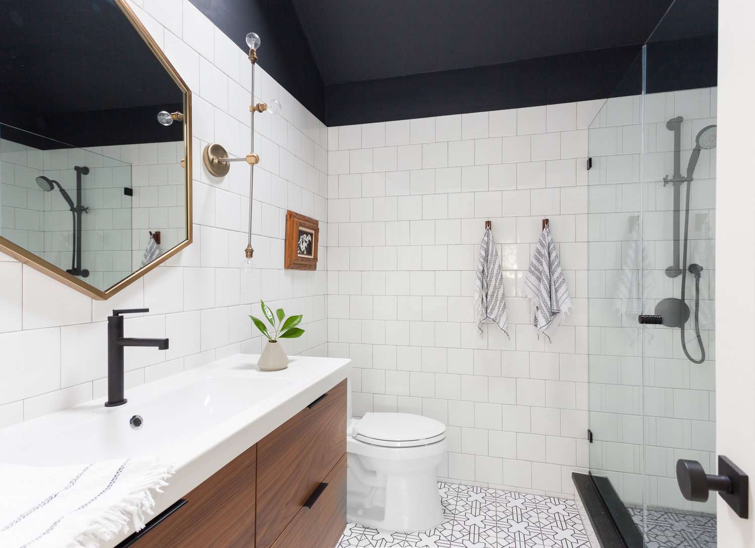 15 Loos With Black Fixtures to Encourage Your Subsequent Reno