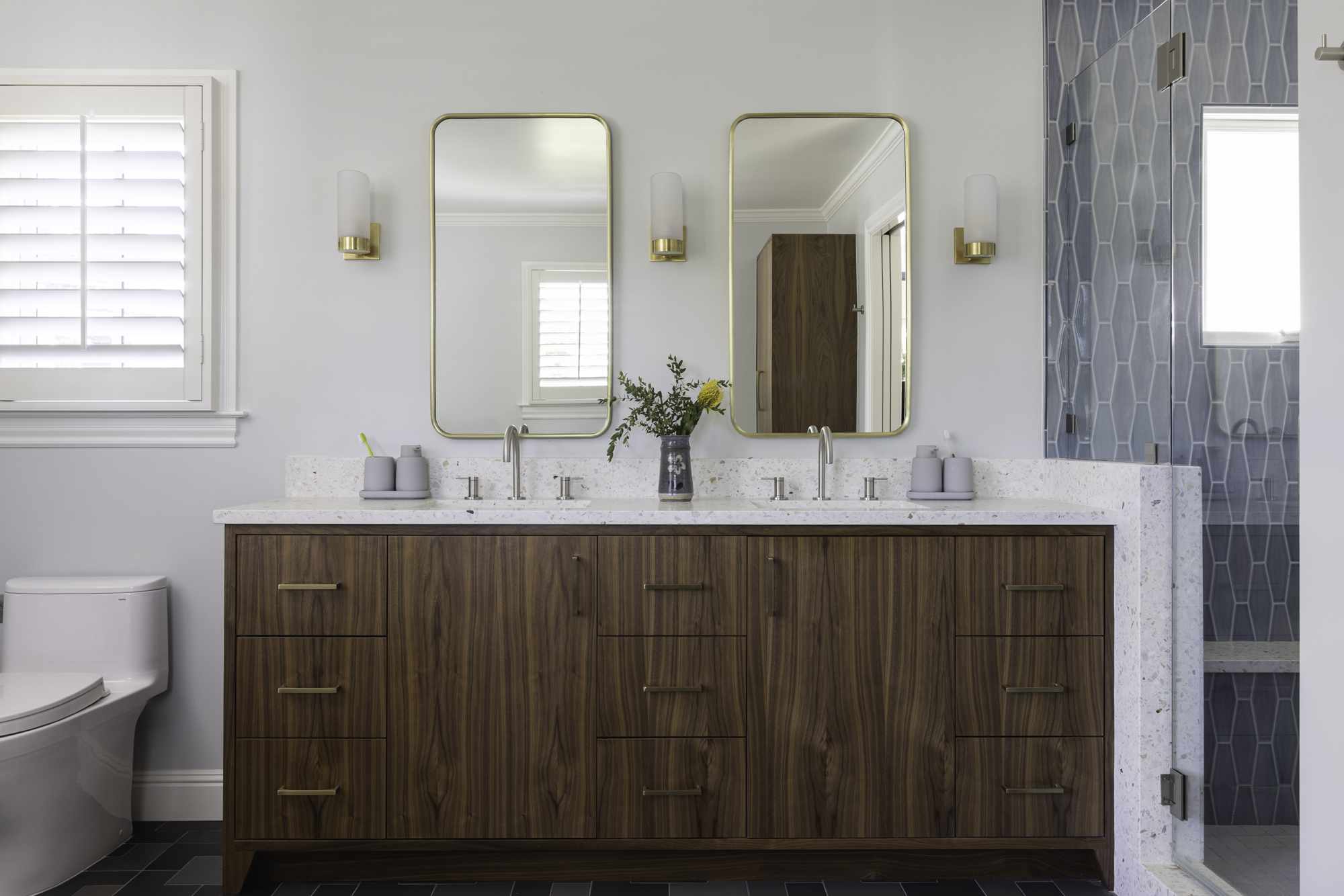 Strategies to Adorn With Mixed Metals throughout the Bathroom Like a Designer